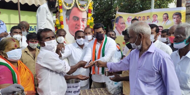 ராஜீவ் காந்தியின் 30வது நினைவு நாளை முன்னிட்டு ஸ்ரீவை எம்எல்ஏ ஊர்வசி அமிர்தராஜ் பொதுமக்களுக்கு முக கவசம், கபசுரகுடிநீர் வழங்கினார்