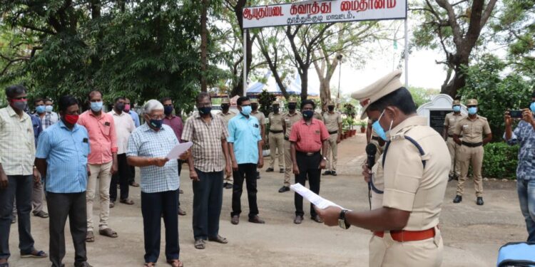 “கொடுஞ்செயல் எதிர்ப்பு” தினத்தை முன்னிட்டு தூத்துக்குடி மாவட்ட காவல்துறை கூடுதல் கண்காணிப்பாளர்  கார்த்திகேயன் தலைமையில் உறுதிமொழி ஏற்பு