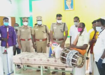 கீழ ஈராலில் நாட்டுப்புறக் கலைஞர்களுக்கு கொரோனா நிவாரணம் வழங்கல் –  தூத்துக்குடி மாவட்ட எஸ்பி எஸ்.ஜெயக்குமார் பங்கேற்பு