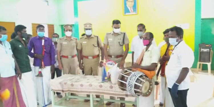 கீழ ஈராலில் நாட்டுப்புறக் கலைஞர்களுக்கு கொரோனா நிவாரணம் வழங்கல் –  தூத்துக்குடி மாவட்ட எஸ்பி எஸ்.ஜெயக்குமார் பங்கேற்பு