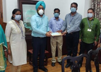 சென்னை மாநகராட்சி உதவி பொறியாளர்கள் சங்கத்தினர் சங்க தலைவர் பாலமுத்துராமன் தலைமையில் ரூ.1.10 லட்சம் கொரோனா நிவாரண நிதி ஆணையினரிடம் வழங்கப்பட்டது