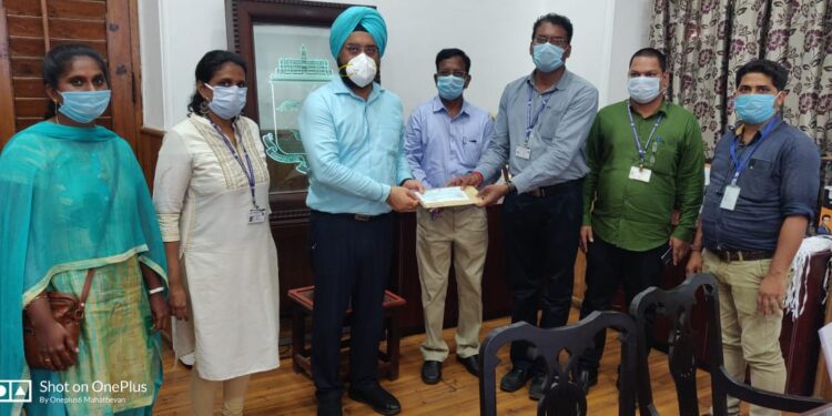 சென்னை மாநகராட்சி உதவி பொறியாளர்கள் சங்கத்தினர் சங்க தலைவர் பாலமுத்துராமன் தலைமையில் ரூ.1.10 லட்சம் கொரோனா நிவாரண நிதி ஆணையினரிடம் வழங்கப்பட்டது