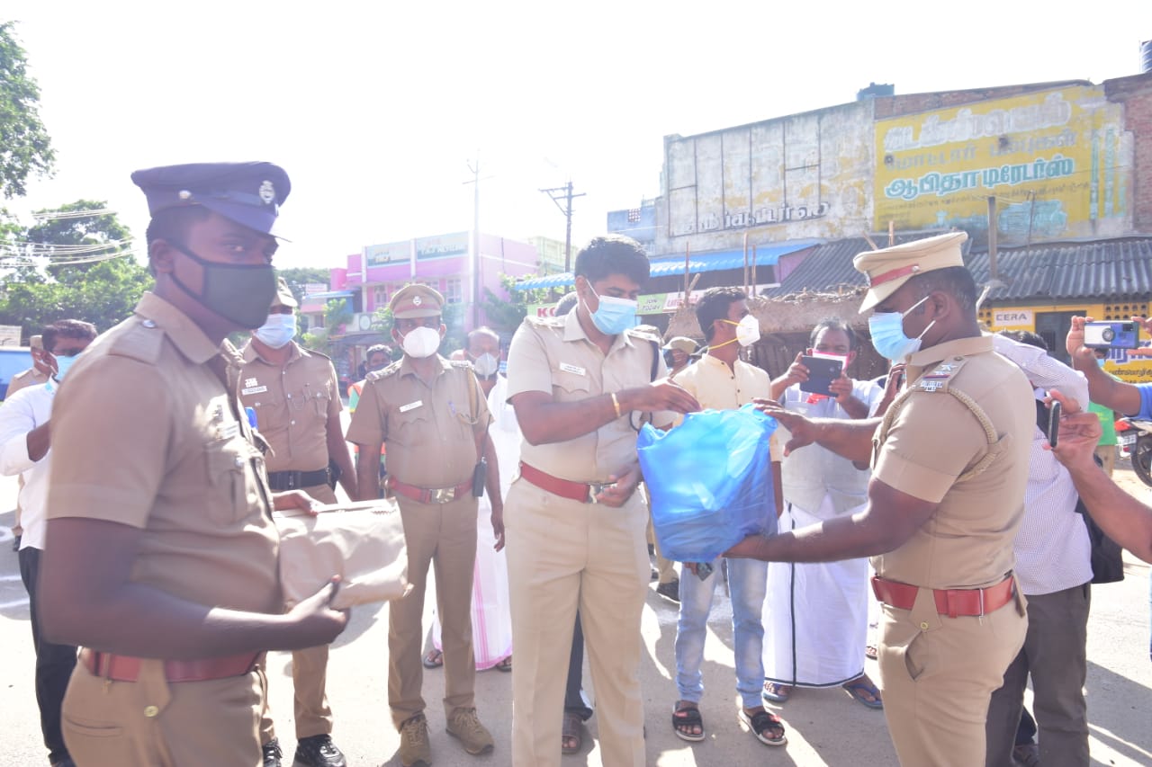 கடைய நல்லூர் காவல் துறை சார்பில்” பசிக்கிறதா எடுத்துங்கோங்க” மாவட்ட எஸ்பி சுகுணா சிங் துவக்கி வைத்தார்