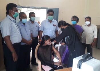 திருநெல்வேலி ரெட்டியார்பட்டி அரசு ஆரம்ப சுகாதார  நிலையம் சார்பாக கொரோனா தடுப்பூசி போடும்   இலவச சிறப்பு மருத்துவ முகாம். சங்கர் சிமெண்ட் நிறுவனத்தின் துணைத் தலைவர் தட்சிணாமூர்த்தி துவக்கி வைத்தார்