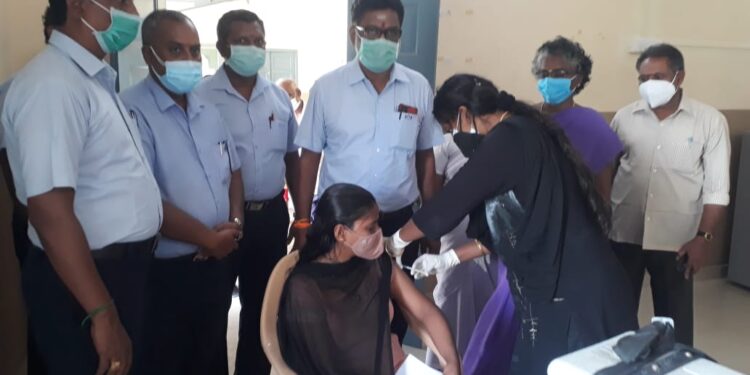 திருநெல்வேலி ரெட்டியார்பட்டி அரசு ஆரம்ப சுகாதார நிலையம் சார்பாக கொரோனா தடுப்பூசி போடும் இலவச சிறப்பு மருத்துவ முகாம். சங்கர் சிமெண்ட் நிறுவனத்தின் துணைத் தலைவர் தட்சிணாமூர்த்தி துவக்கி வைத்தார்