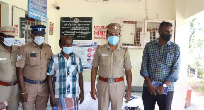 வீட்டில் பதுக்கி வைத்திருந்த 400 கிலோ புகையிலை பறிமுதல் – விளாத்திகுளம் டிஎஸ்பி பிரகாஷ், தூத்துக்குடி மாவட்ட எஸ்பி ஜெயக்குமார் நேரில் சென்று விசாரணை