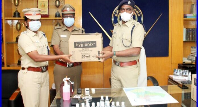 திருநெல்வேலி எஸ்பி மணிவண்‌‌‌ணன்‌‌‌ காவலர்களுக்கு கொரோனா தடுப்பு உபகரணங்களை வழங்கினார்.