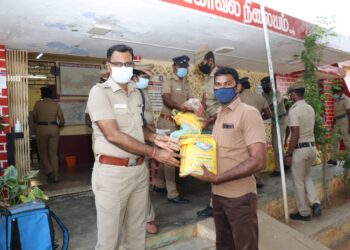 தூத்துக்குடி மாவட்டம் புதுக்கோட்டை பகுதிகளைச் சேர்ந்த ஆட்டோ ஓட்டுனர்கள், ஏழை எளிய மக்களுக்கு அரிசிப்பை காய்கனிகளை மாவட்ட எஸ்பி எஸ். ஜெயக்குமார் வழங்கினார்.