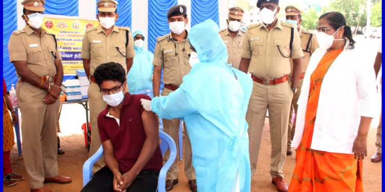 காவலர்கள் அனைவருக்கும் தடுப்பூசி போடுவதற்கான சிறப்பு முகாம் – திருநெல்வேலி சரக டி.ஐ.ஜி பிரவீன்குமார் அபிநபு துவக்கி வைத்தார்.