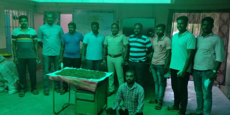 தூத்துக்குடியில் பூட்டை உடைத்து வீட்டிற்குள் புகுந்து நகை, லேப்டாப் மற்றும் பணத்தை கொள்யைடித்த இருவர் கைது