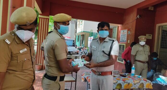 பெரியகுளம் டி.எஸ்.பி முத்துக்குமார் கொரோனா பாதுகாப்பு உபகரனங்களை போலீசாருக்கு வழங்கினார்