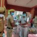 பெரியகுளம் டி.எஸ்.பி முத்துக்குமார் கொரோனா பாதுகாப்பு உபகரனங்களை போலீசாருக்கு வழங்கினார்