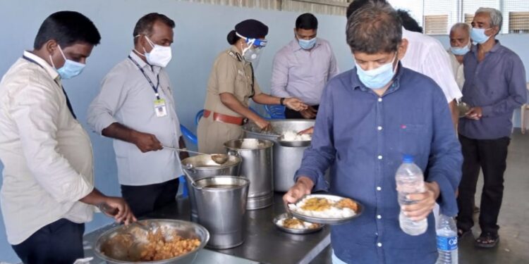திருச்சி சரக டி.ஐ.ஜி ஆனி விஜயா IPS., கொரனா நோயாளிகளுக்கு மதிய உணவு வழங்கினார்