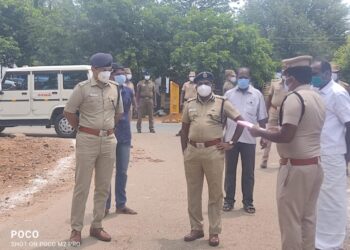 திண்டுக்கல் சரக டி ஐ ஜி, எஸ்பி, டிஎஸ்பி கொரோனா தொற்று அதிகம் பாதிக்கப்பட்ட பகுதியை ஆய்வுகொரோனா தொற்று அதிகம் பாதிக்கப்பட்ட பகுதியில்  ஆய்வு