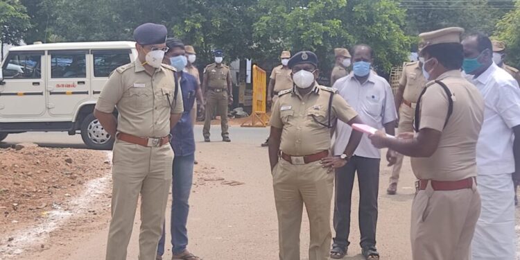 திண்டுக்கல் சரக டி ஐ ஜி, எஸ்பி, டிஎஸ்பி கொரோனா தொற்று அதிகம் பாதிக்கப்பட்ட பகுதியை ஆய்வுகொரோனா தொற்று அதிகம் பாதிக்கப்பட்ட பகுதியில்  ஆய்வு