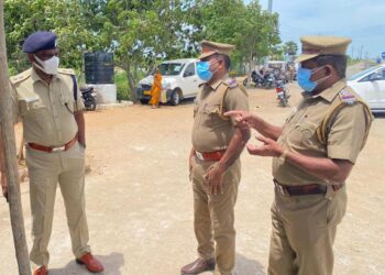 திருநெல்வேலி மாவட்ட எஸ்பி நெ.மணிவண்ணன் சோதனைச் சாவடிகளில் ஆய்வு