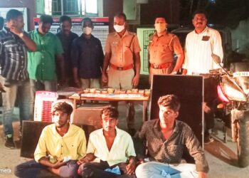 ராயபுரம் பகுதியில் சூப்பர் மார்க்கெட்டின் பூட்டை உடைத்து பணத்தை திருடிய வழக்கில் 3 பேர் கைது – 1/2 சவரன் தங்கச் செயின், 3 வெள்ளி கொலுசுகள், ரூ.2,59,00 மற்றும் 1 இருசக்கர வாகனம் பறிமுதல்! 