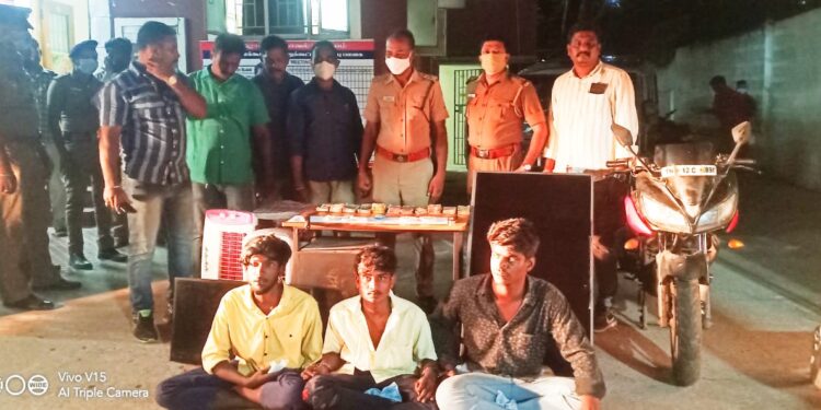 ராயபுரம் பகுதியில் சூப்பர் மார்க்கெட்டின் பூட்டை உடைத்து பணத்தை திருடிய வழக்கில் 3 பேர் கைது – 1/2 சவரன் தங்கச் செயின், 3 வெள்ளி கொலுசுகள், ரூ.2,59,00 மற்றும் 1 இருசக்கர வாகனம் பறிமுதல்! 