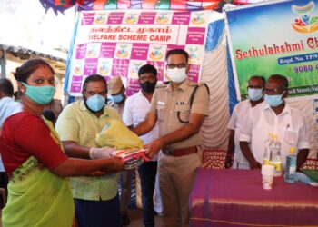 வல்லநாட்டில் திருநங்கைகள், ஏழை எளிய மக்கள் 100 பேருக்கு அரிசிப்பை, காய்கறிகளை  எஸ்பி எஸ்‌‌‌.ஜெயக்‌‌‌குமார்‌‌‌ வழங்கினார்.