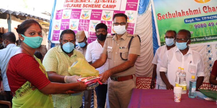 வல்லநாட்டில் திருநங்கைகள், ஏழை எளிய மக்கள் 100 பேருக்கு அரிசிப்பை, காய்கறிகளை  எஸ்பி எஸ்‌‌‌.ஜெயக்‌‌‌குமார்‌‌‌ வழங்கினார்.