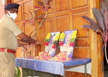 பணியின்போது உடல்நலக்குறைவு காரணமாக மரணம் அடைந்த காவலர்களுக்கு மலர்தூவி அஞ்சலி செலுத்திய மாவட்ட எஸ்‌‌‌.பி