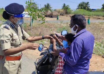 திருச்சி சரக டி.ஐ.ஜி ஆனி விஜயா IPS முக கவசம் அணியாமல் வந்தவர்களுக்கு முக கவசம் மற்றும் மரக்கன்று வழங்கி விழிப்புணர்வு