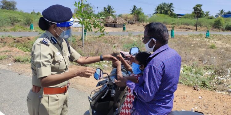 திருச்சி சரக டி.ஐ.ஜி ஆனி விஜயா IPS முக கவசம் அணியாமல் வந்தவர்களுக்கு முக கவசம் மற்றும் மரக்கன்று வழங்கி விழிப்புணர்வு