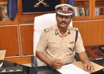 மதுரை தென் மண்டல ஐ ஜி அன்பு உத்தரவின் படி மதியம் 2 மணிக்கு மேல் தேவையற்று செல்லும் அனைத்து இருசக்கர வாகனங்களும் பறிமுதல்