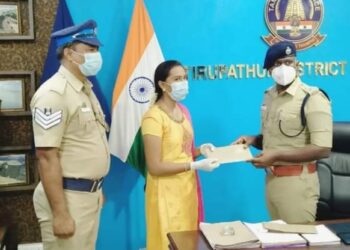 கல்வி உதவி தொகையை தலைமை காவலரின் மகள் கொரனா நிதியாக மாவட்ட எஸ்.பியிடம் வழங்கினார்