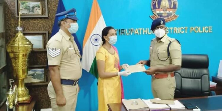 கல்வி உதவி தொகையை தலைமை காவலரின் மகள் கொரனா நிதியாக மாவட்ட எஸ்.பியிடம் வழங்கினார்