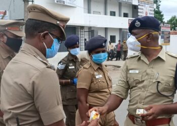 திருப்பத்தூர் மாவட்ட எஸ்பி விஜயகுமார் காவல் துறையினர்க்கு ஊட்டச்சத்து பாணம் மற்றும் முகக்கவசங்களை வழங்கினார்கள்.