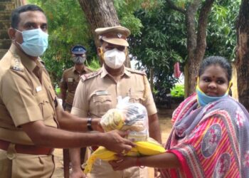 மாற்றுத்திறனாளிகள் குடும்பங்களுக்கு அம்பாசமுத்திரம் துணை காவல் கண்காணிப்பாளர் பிரான்சிஸ்,அவர்கள் வி.கே.புரம் காவல் ஆய்வாளர் சண்முகம் மற்றும் காவலர்கள் சார்பாக கொரோனா நிவாரணப் பொருட்கள்