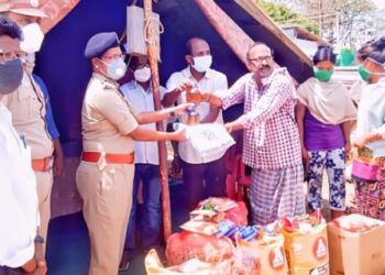 திருச்சி சர்க்கஸ் கலைஞர்களுக்கு காய்கறிகள், மளிகை சாமான்கள் பொருட்களை திருச்சி சரக டி.ஐ.ஜி ஆனி விஜயா இ,கா,ப,. அரியலூர் மாவட்ட  எஸ்பி பாஸ்கரன் வழங்கினார்