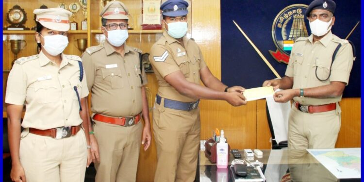 கொரோனா நிவாரண நிதிக்கு காவலர்கள் திருநெல்வேலி மாவட்ட எஸ்பி மணிவண்‌‌‌ணனிடம் நிதி வழங்கினர்