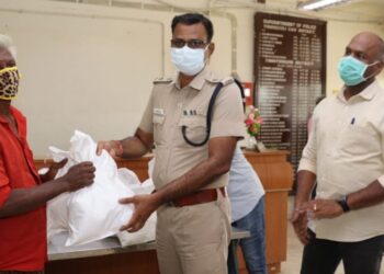 காவல்துறையின் புதிய சேவை மையத்தை நாடிய 50 பேருக்கு மளிகைப்பொருட்களை மாவட்ட எஸ்பி எஸ்‌‌‌.ஜெயக்‌‌‌குமார்‌‌‌வழங்கினார்.