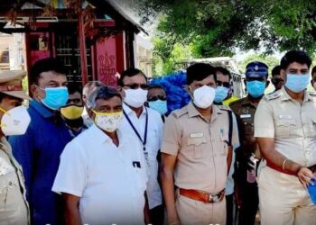 பொதுமக்களுக்கு காய்கறிகள் வழங்கிய தென்காசி மாவட்‌‌‌ட எஸ்‌‌‌.பி சுகுணாசிங்‌‌‌