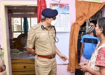 அவசர சிகிச்சை பிரிவில் இருந்து வரும் காவலரின் குடும்பத்தினரை சந்தித்து  சென்னை காவல் ஆணையர் ஆறுதல்