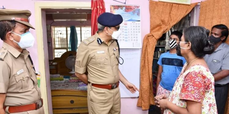 அவசர சிகிச்சை பிரிவில் இருந்து வரும் காவலரின் குடும்பத்தினரை சந்தித்து சென்னை காவல் ஆணையர் ஆறுதல்