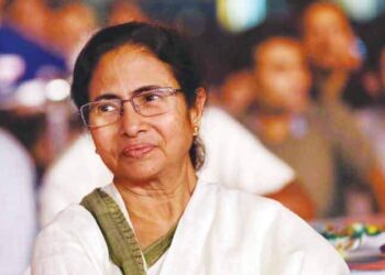 மேற்கு வங்க மாநிலத்தின் முதல்வராக மம்தா பானா்ஜி பதவியேற்றுக் கொண்டார்.