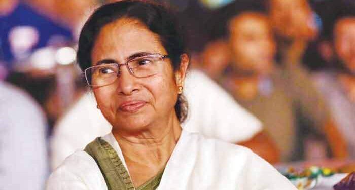 மேற்கு வங்க மாநிலத்தின் முதல்வராக மம்தா பானா்ஜி பதவியேற்றுக் கொண்டார்.