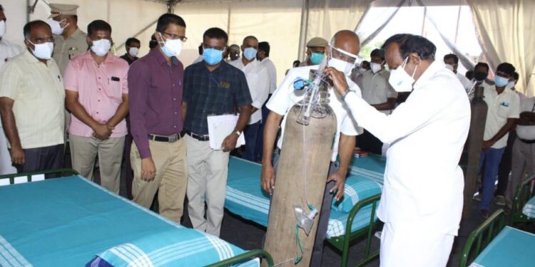 ஈரோடு அரசு மருத்துவக் கல்லூரியில் கூடுதலாக ஆக்ஸிஜன் வசதியுடன் 300 படுக்கைகள் கொண்ட கொரோனா சிகிச்சை மையத்தை வீட்டுவசதித் துறை அமைச்சர் திறந்து வைத்தார்.