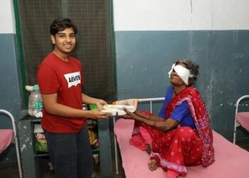 லாக்டவுனால் சீனியர் சிட்டிசன்களுக்கு உதவி!’ – அசத்தும் ஐ.பி.எஸ் அதிகாரியின் மகன்