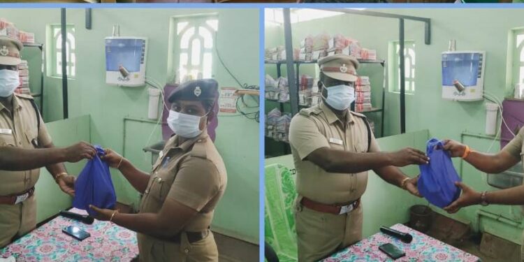 கொரோனா பாதிப்பில் இருந்து மீண்டு வந்த காவலர்களுக்கு விளாத்திகுளம் டிஎஸ்பி பிரகாஷ் பழங்கள், ஊட்டசத்து பொருள்கள் வழங்கி வாழ்த்துக்கள் கூறினார்