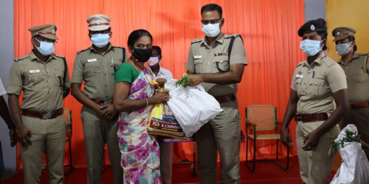 தூத்துக்குடி தாளமுத்துநகர் ஏழை எளிய மக்களுக்கு அரிசிப்பை, காய்கறி தொகுப்புகளை மாவட்ட எஸ்பி எஸ். ஜெயக்குமார் வழங்கினார்.