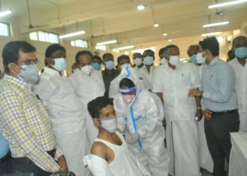 செங்கல்பட்டு ஒருங்கிணைந்த தடுப்பூசி தயாரிப்பு மையத்தை இயக்குவதற்கு மத்திய அரசின் பதிலை எதிர்நோக்கி காத்திருப்பதாக நெல்லையில் தொழில்துறை அமைச்சர் தங்கம் தென்னரசு பேட்டி.