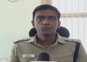 திருச்செந்தூரில் 125 போலீசாருக்கு காய்கறிகள், மளிகை பொருட்கள் அரிசி ஆகியவற்றை ஏ.எஸ்.பி. ஹர்ஷ்சிங் வழங்கினார்.