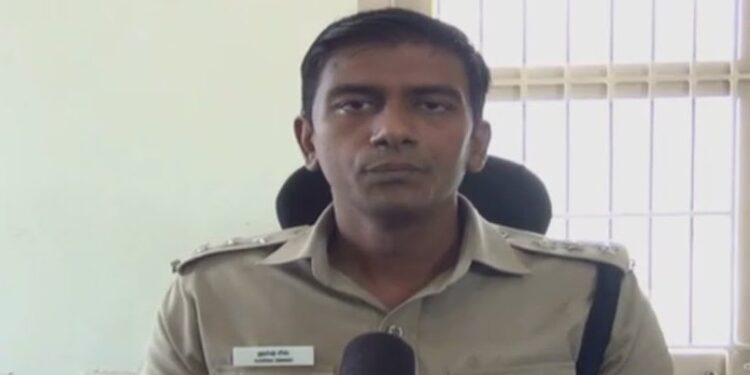 திருச்செந்தூரில் 125 போலீசாருக்கு காய்கறிகள், மளிகை பொருட்கள் அரிசி ஆகியவற்றை ஏ.எஸ்.பி. ஹர்ஷ்சிங் வழங்கினார்.