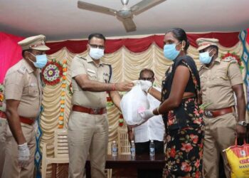 கோவில்பட்டியில் திருநங்கைகள், ஏழை எளிய மக்களுக்கு அரிசிப்பை, காய்கறிகளை எஸ்பி ஜெயக்குமார் வழங்கினார்