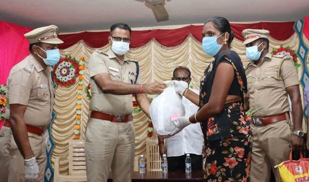 கோவில்பட்டியில் திருநங்கைகள், ஏழை எளிய மக்களுக்கு அரிசிப்பை, காய்கறிகளை எஸ்பி ஜெயக்குமார் வழங்கினார்