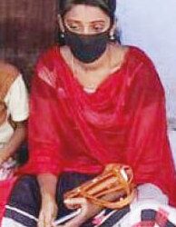 கணவர் வீட்டின் முன்பு மனைவி தர்ணா